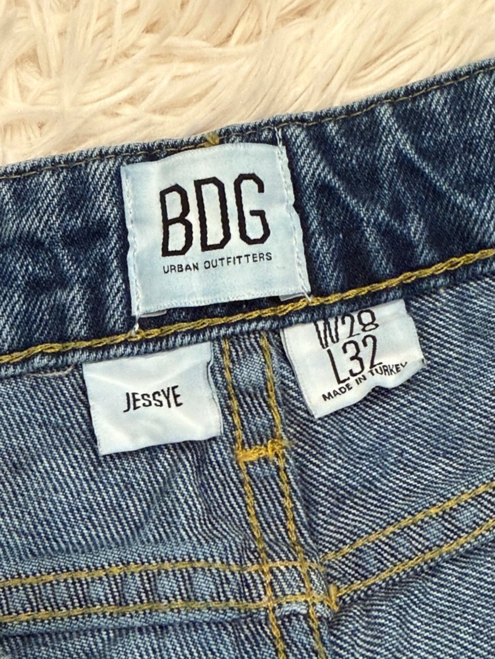BDG Urban Outfitters Jessye Two Tone Jeans 28 x 32 Colorblock Denim Raw Hem Y2K - Picture 4 of 7